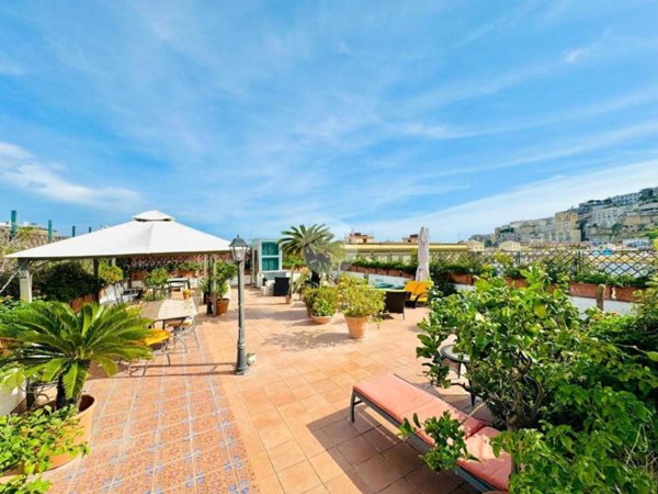 appartamento in vendita a Napoli in zona Chiaia