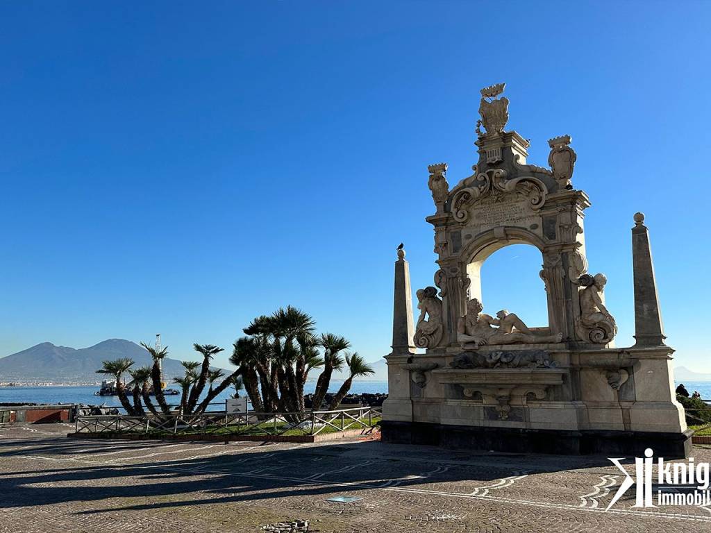 negozio in vendita a Napoli in zona Chiaia
