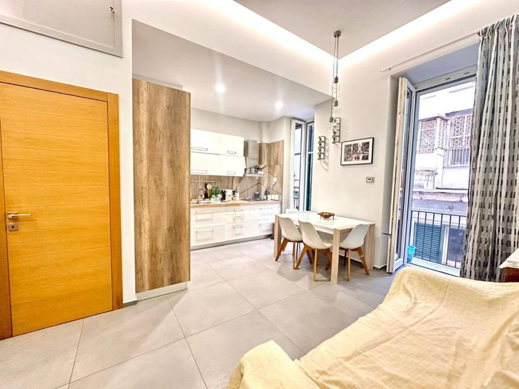 appartamento in vendita a Napoli in zona Chiaia