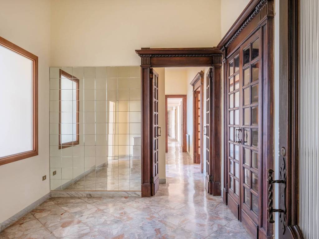 appartamento in vendita a Napoli in zona Chiaia