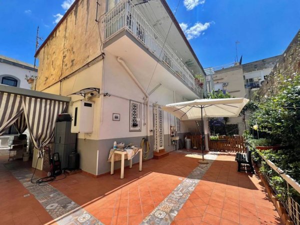 appartamento in vendita a Napoli in zona Chiaia