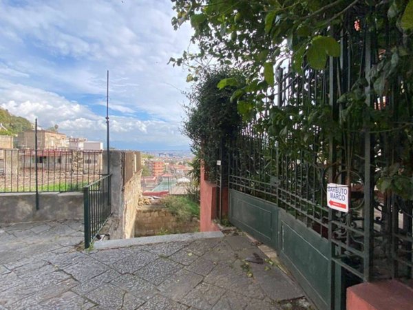 appartamento in vendita a Napoli in zona San Carlo all'Arena