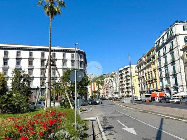 appartamento in vendita a Napoli in zona Chiaia