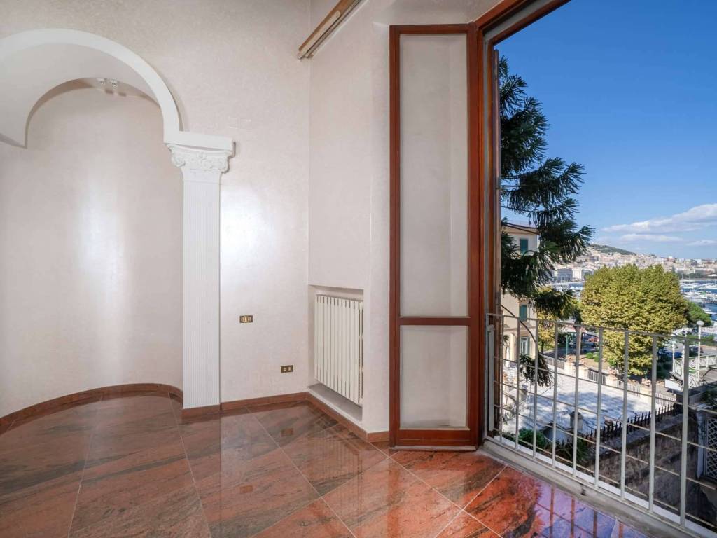 ufficio in vendita a Napoli in zona Chiaia