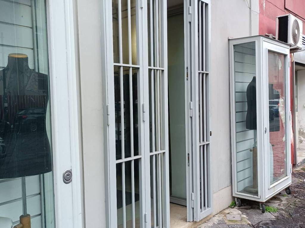 negozio in vendita a Napoli in zona Pendino / San Giuseppe