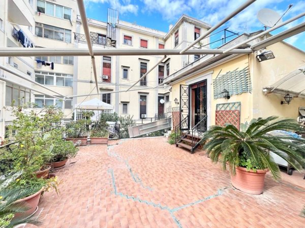 appartamento in vendita a Napoli in zona Chiaia