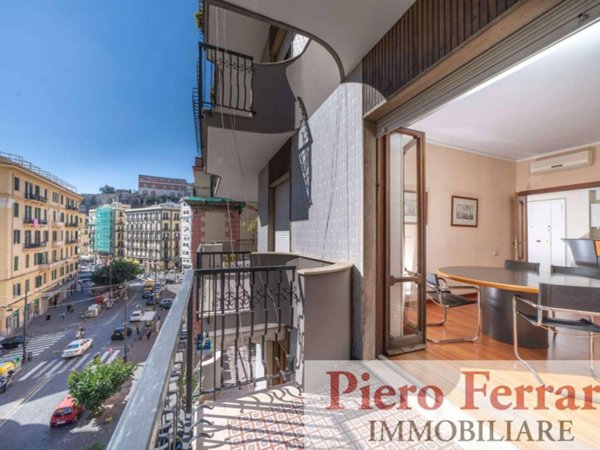 appartamento in vendita a Napoli in zona Chiaia