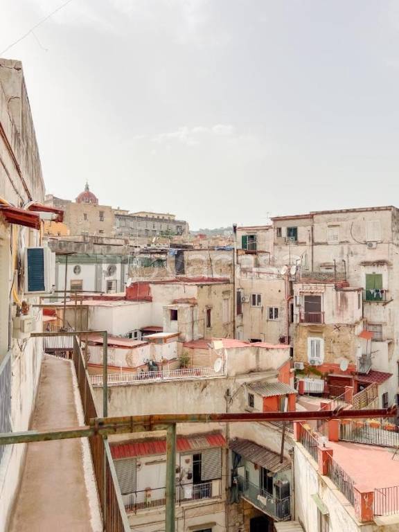 negozio in vendita a Napoli in zona Stella