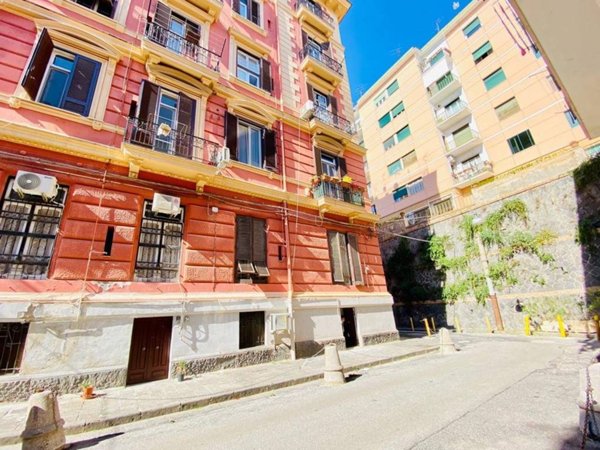 locale commerciale in vendita a Napoli in zona Chiaia