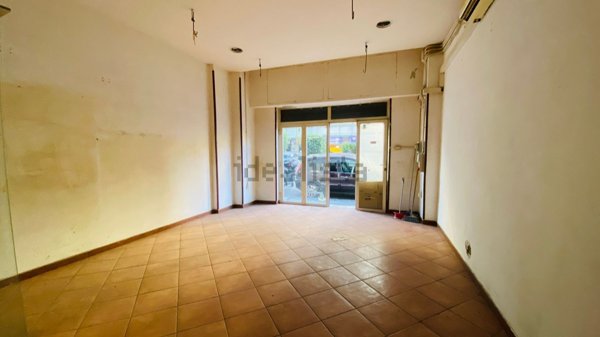 locale commerciale in vendita a Napoli in zona Fuorigrotta