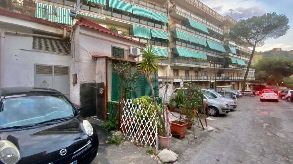 negozio in vendita a Napoli in zona Fuorigrotta