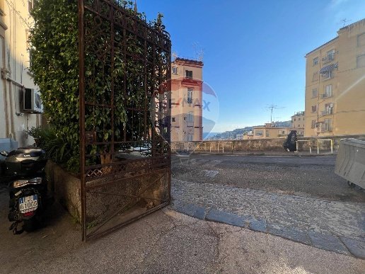 appartamento in vendita a Napoli in zona Chiaia