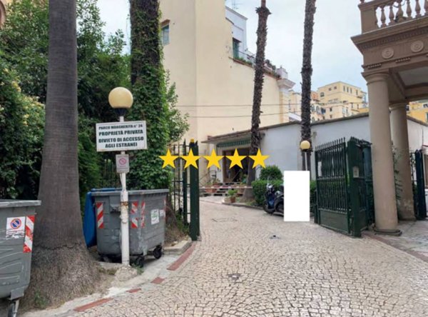 appartamento in vendita a Napoli in zona Chiaia