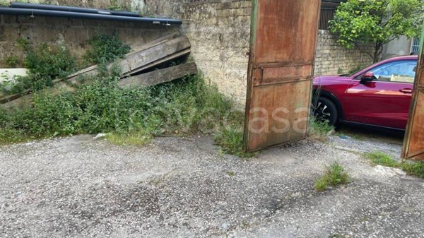 locale commerciale in vendita a Napoli in zona Pendino / San Giuseppe