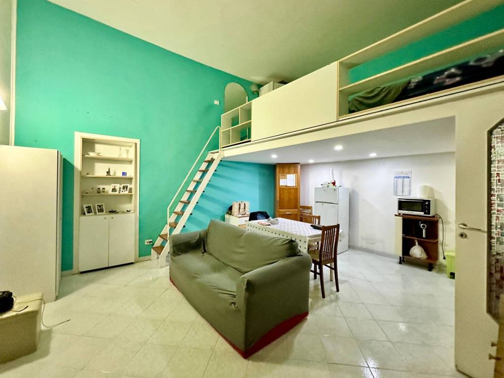 appartamento in vendita a Napoli in zona Chiaia