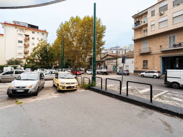 negozio in vendita a Napoli in zona San Carlo all'Arena