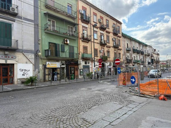 negozio in vendita a Napoli in zona San Giovanni a Teduccio