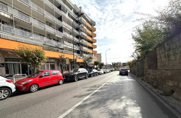negozio in vendita a Napoli in zona Vomero