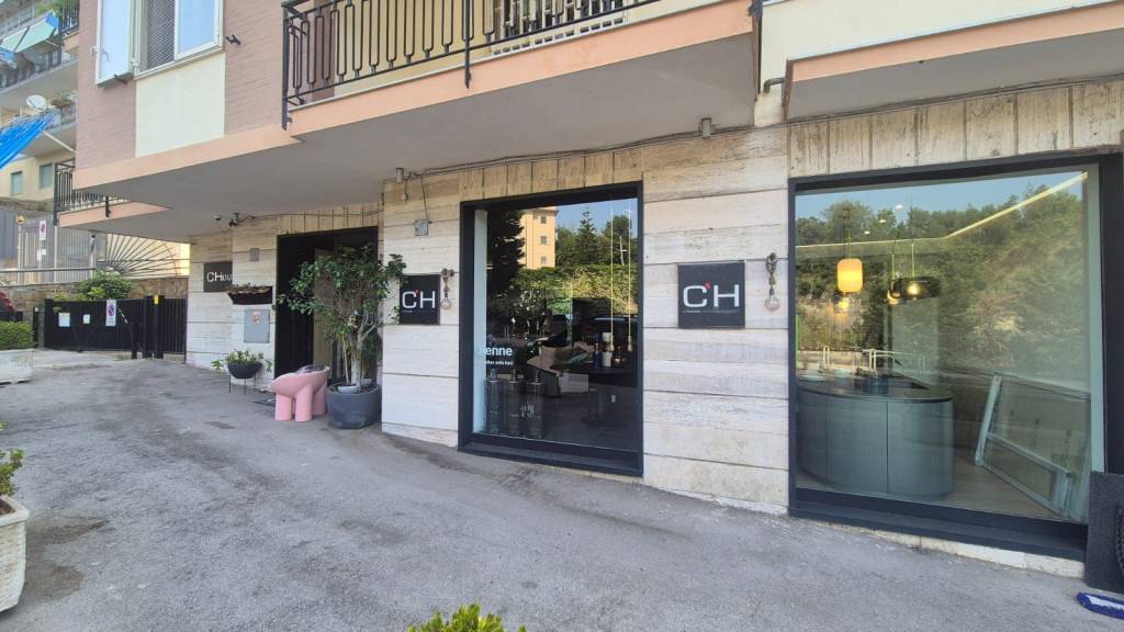 negozio in vendita a Napoli in zona Vomero