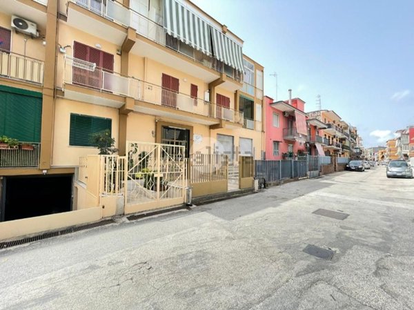 locale commerciale in vendita a Napoli in zona Pianura