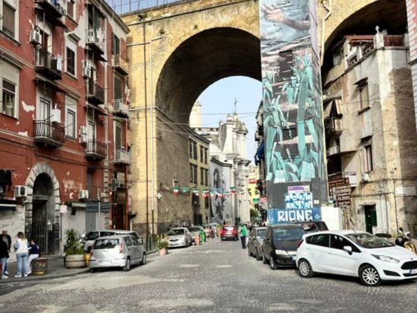 appartamento in vendita a Napoli in zona San Carlo all'Arena