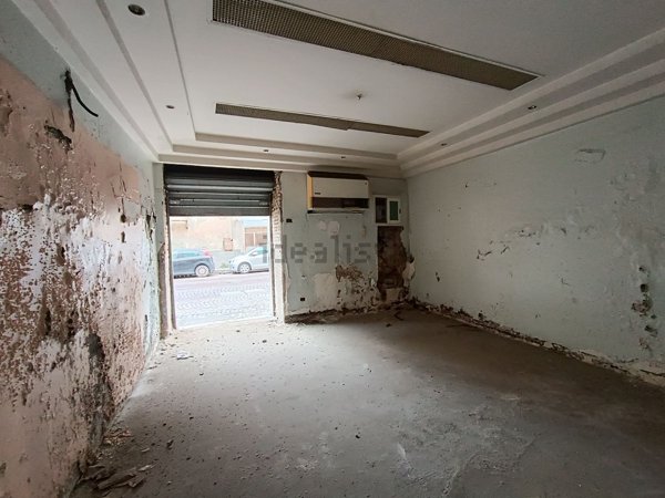 locale commerciale in vendita a Napoli in zona San Giovanni a Teduccio