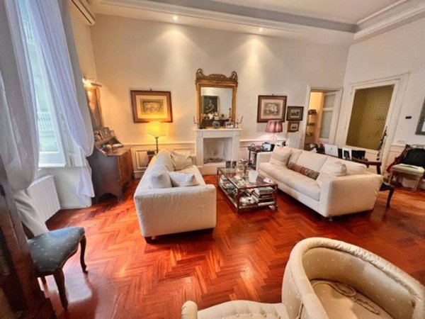 appartamento in vendita a Napoli in zona Chiaia