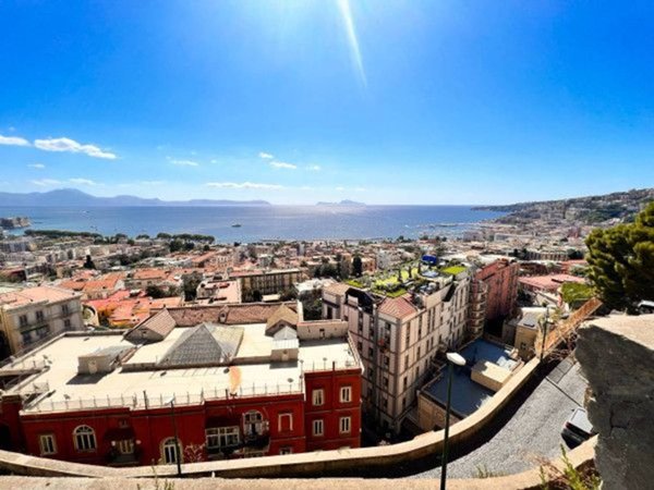 appartamento in vendita a Napoli in zona Chiaia
