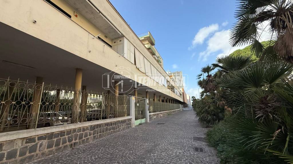appartamento in vendita a Napoli in zona Bagnoli