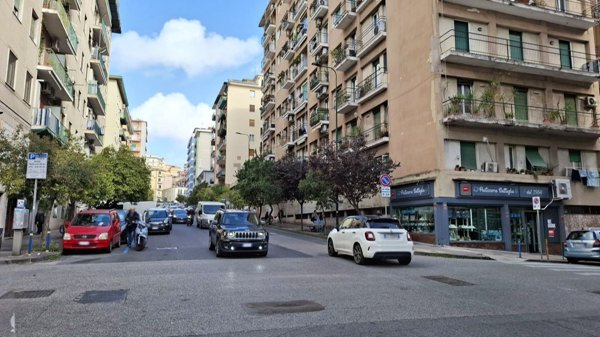 locale commerciale in vendita a Napoli in zona Arenella