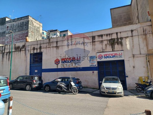 locale commerciale in vendita a Napoli in zona Vicaria