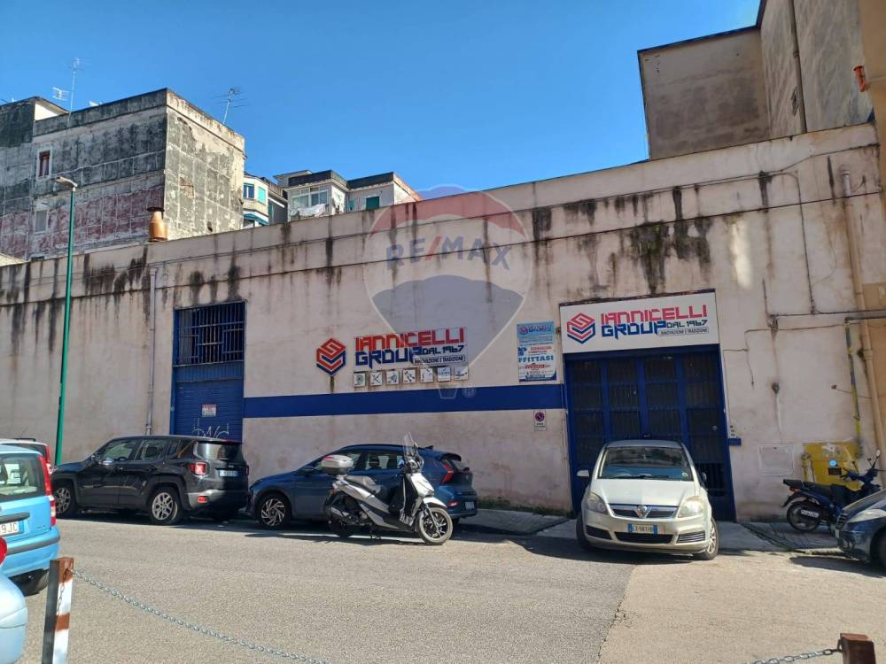 locale commerciale in vendita a Napoli in zona San Lorenzo