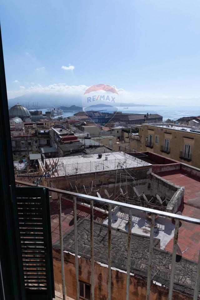 appartamento in vendita a Napoli in zona Chiaia