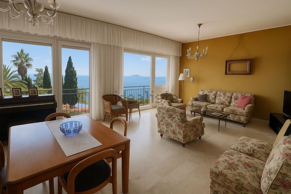 appartamento in vendita a Napoli in zona Chiaia