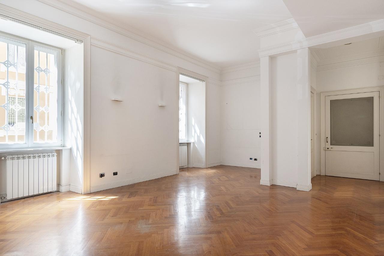 appartamento in vendita a Napoli in zona Chiaia