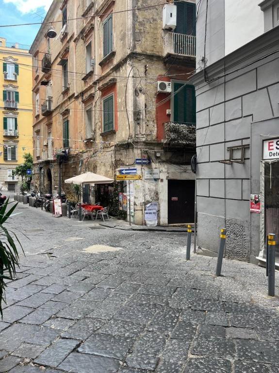 appartamento in vendita a Napoli in zona Chiaia
