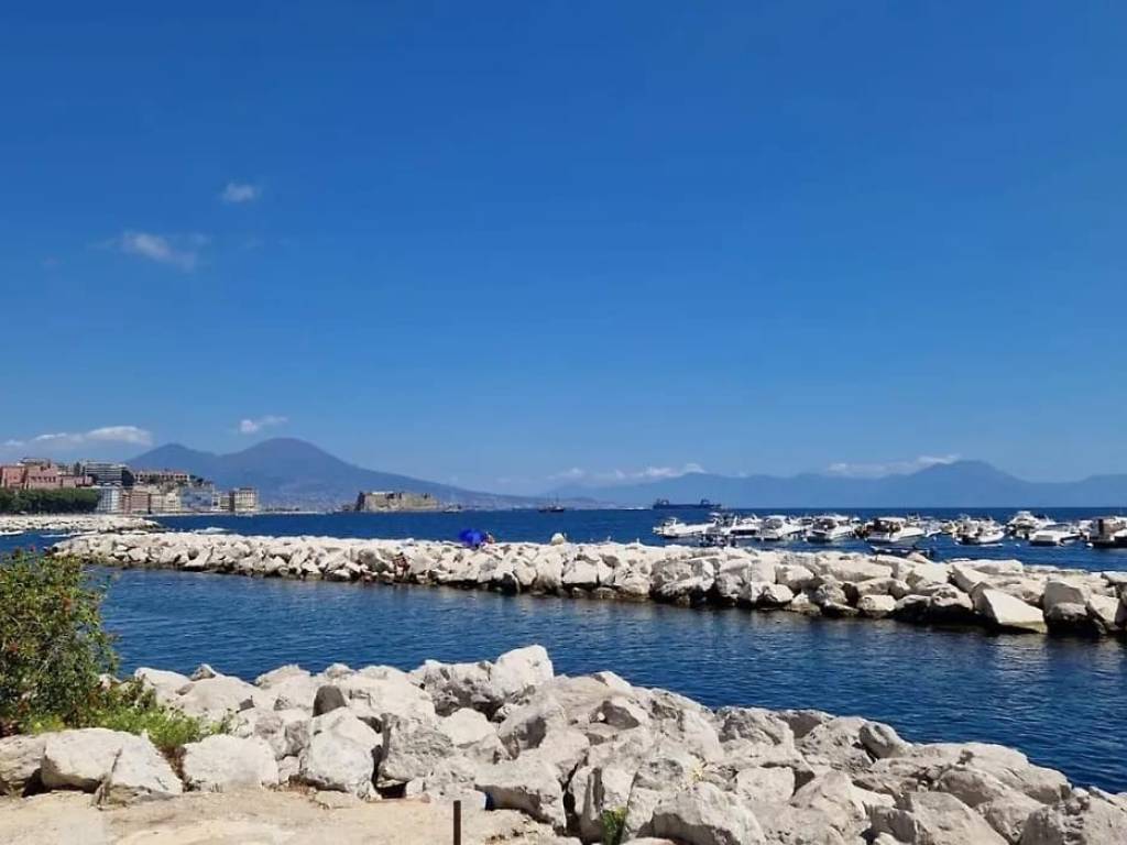 appartamento in vendita a Napoli in zona Chiaia