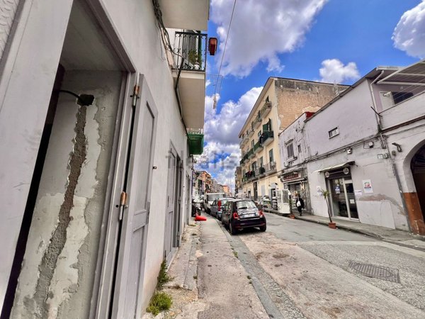 locale commerciale in vendita a Napoli in zona Secondigliano