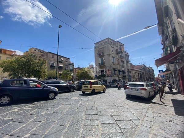 appartamento in vendita a Napoli in zona San Carlo all'Arena
