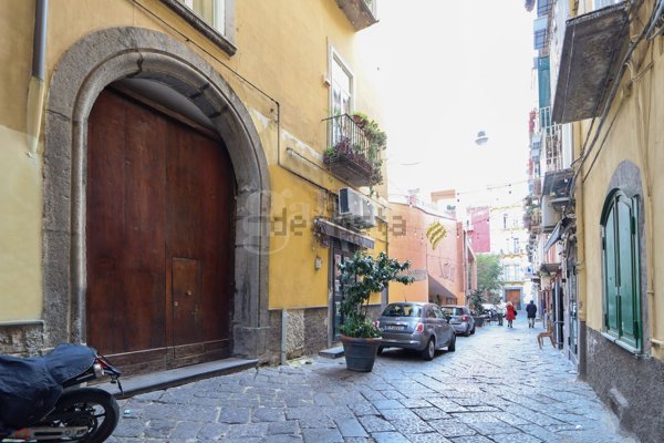 appartamento in vendita a Napoli in zona Chiaia