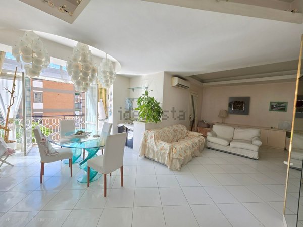 appartamento in vendita a Napoli in zona San Carlo all'Arena