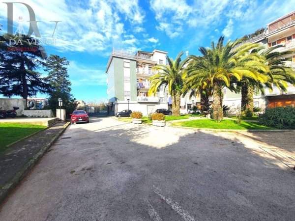 locale commerciale in vendita a Napoli in zona Capodimonte / Colli Aminei