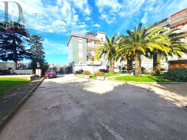 locale commerciale in vendita a Napoli in zona Capodimonte / Colli Aminei