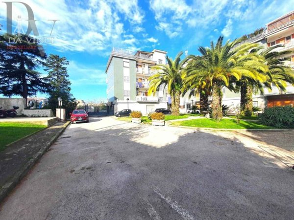 locale commerciale in vendita a Napoli in zona Capodimonte / Colli Aminei