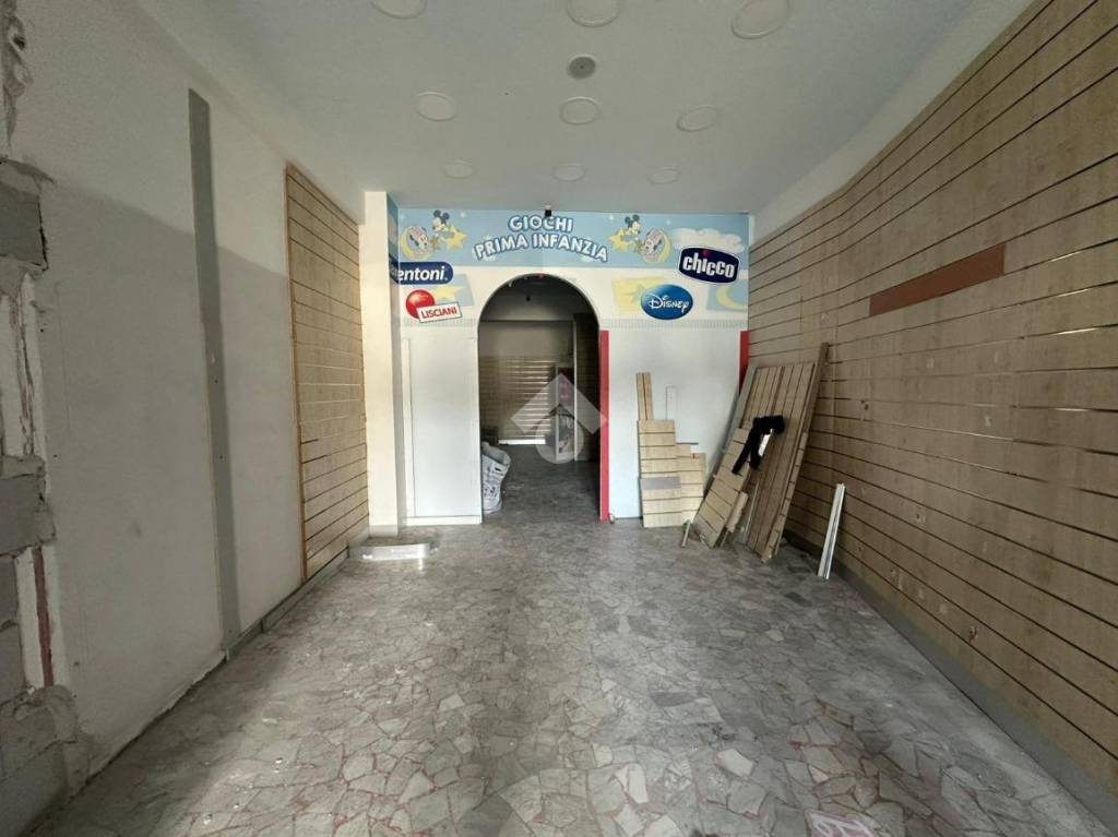 negozio in vendita a Napoli in zona Secondigliano
