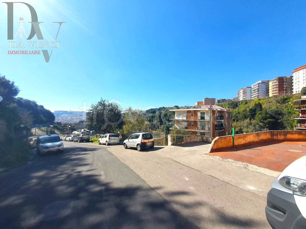 negozio in vendita a Napoli in zona Capodimonte / Colli Aminei