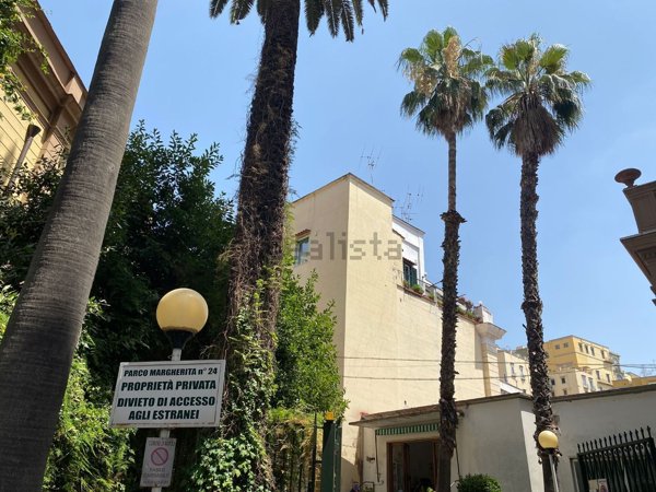 appartamento in vendita a Napoli in zona Chiaia