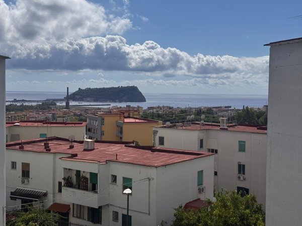 appartamento in vendita a Napoli in zona Bagnoli