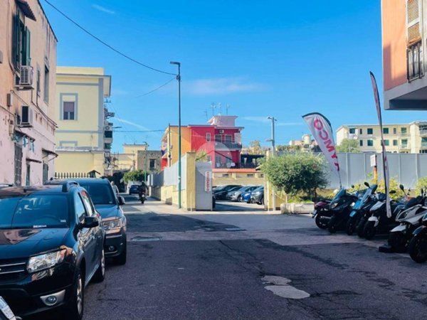 locale commerciale in vendita a Napoli in zona Bagnoli