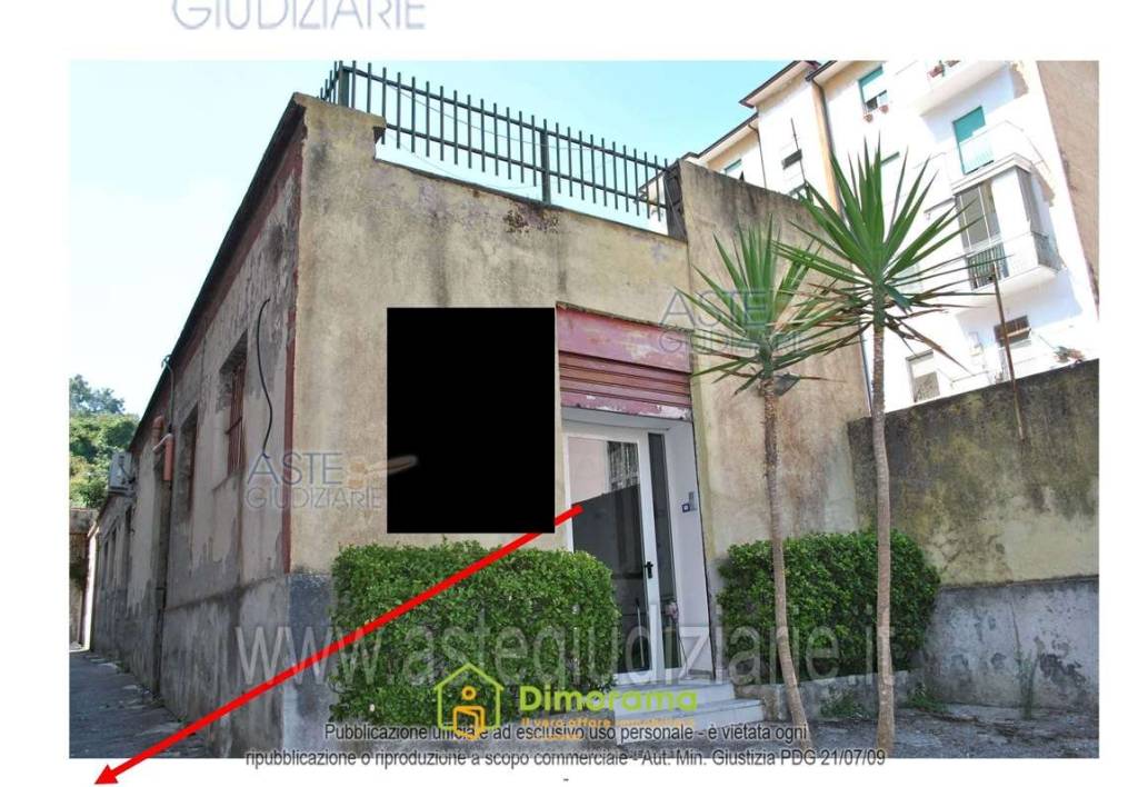 negozio in vendita a Napoli in zona San Carlo all'Arena